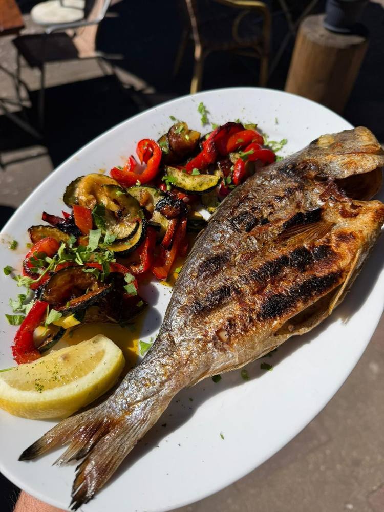 Gegrillte Dorade mit Gemüse im OzeanGrill