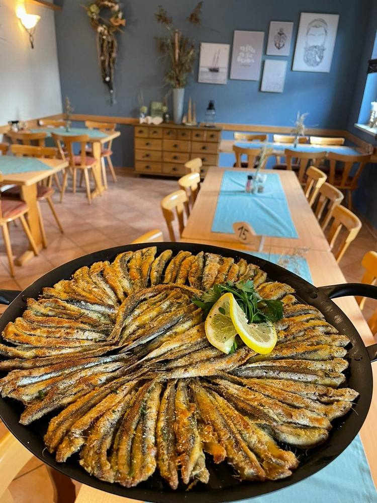 Frisch gebratene Sardellen im OzeanGrill